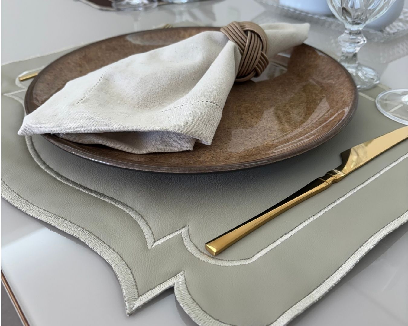 Lugar Americano Classic Corino - 2 faces - bege e marrom com bordado champanhe