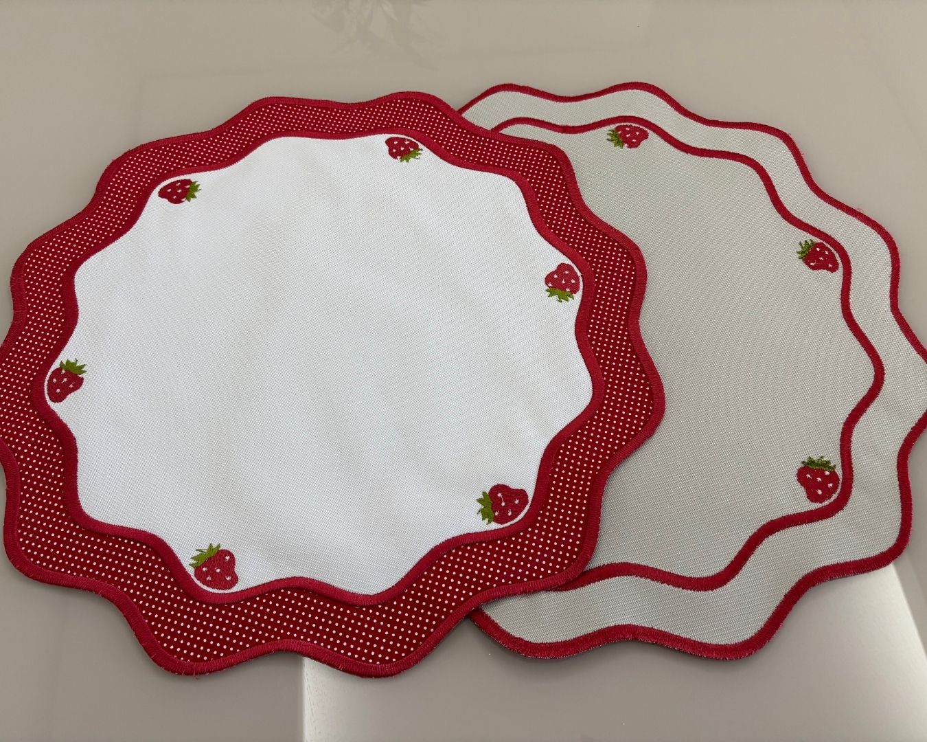 Lugar Americano Morango - 2 Faces - Branco / Bege Escuro Bordado Morangos - Imagem 2