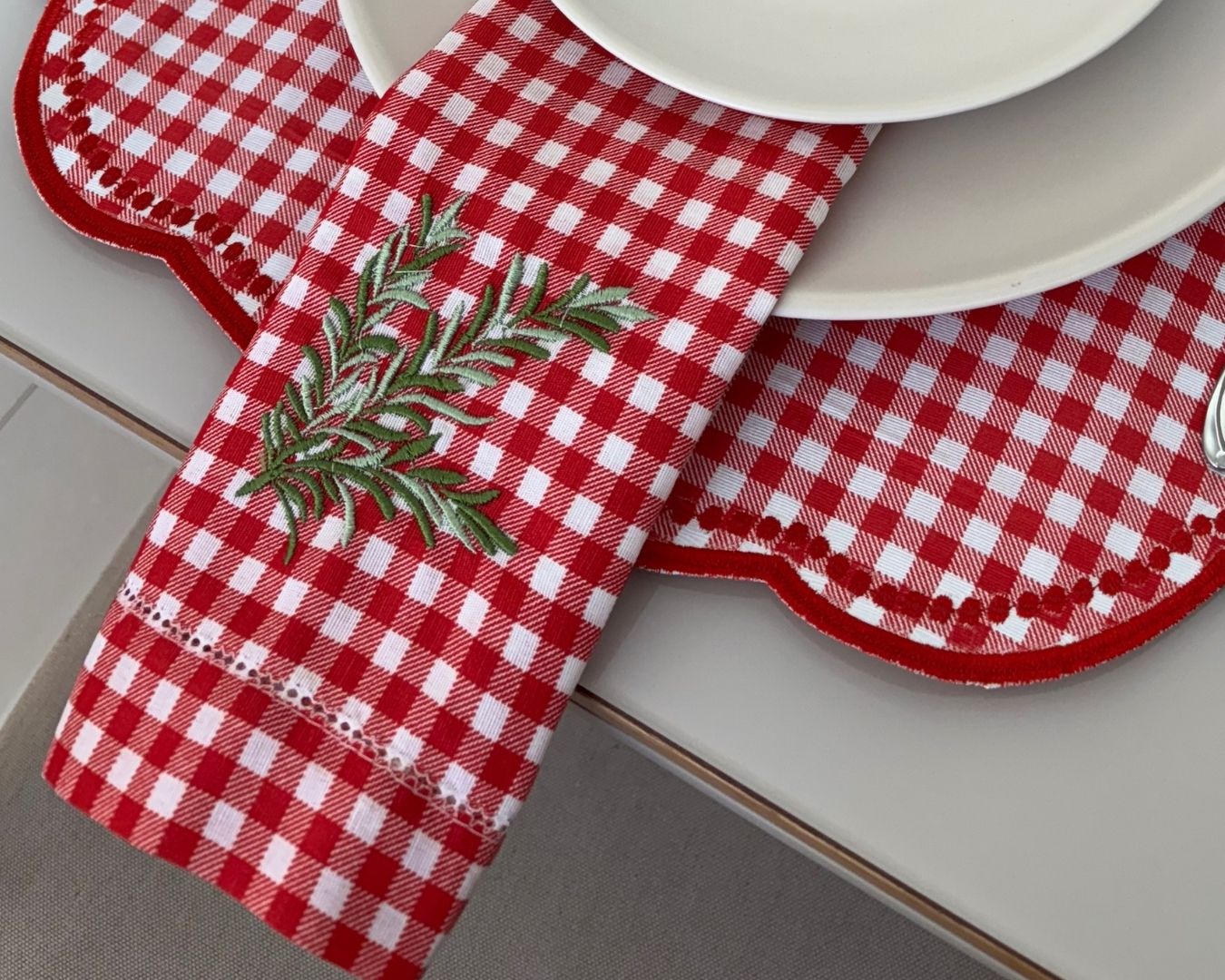 Guardanapo percal bordado - xadrez de vermelho e branco - alecrim