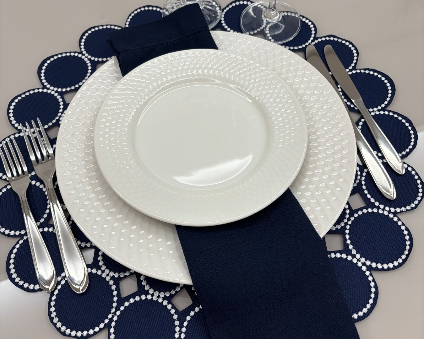 Lugar Americano Esfera - 1 face - azul marinho com bordado branco