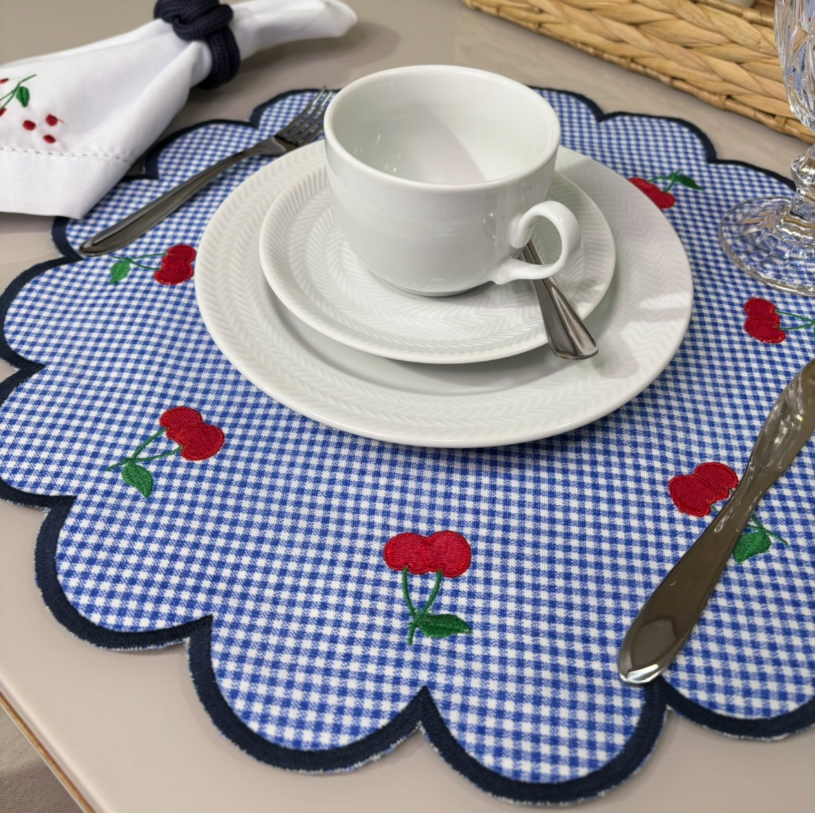 Lugar Americano Cerejinha - 2 faces xadrez de azul e branco / branco com bordado azul marinho