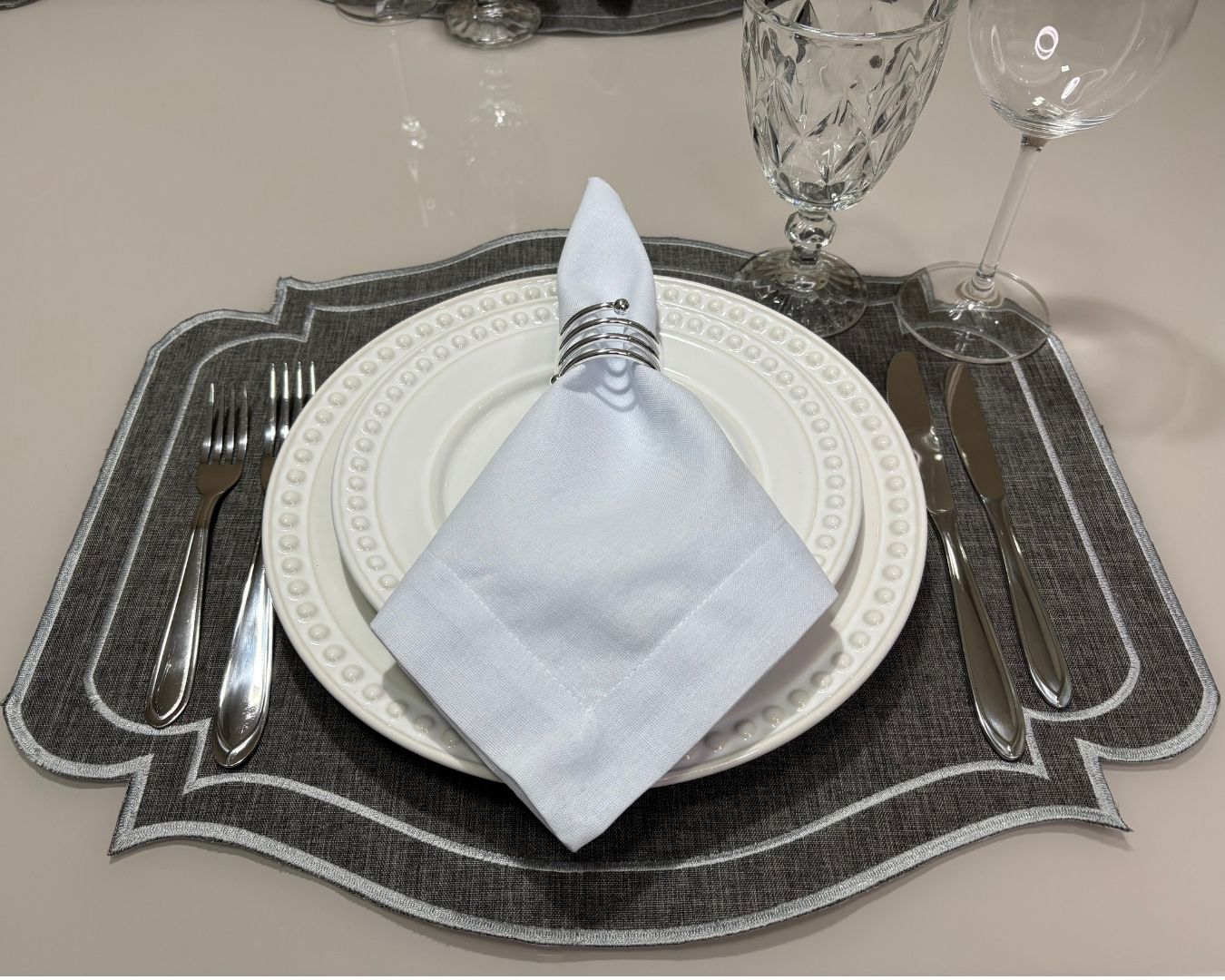 Lugar Americano Classic Linho - 2 faces - cinza / branco com bordado branco
