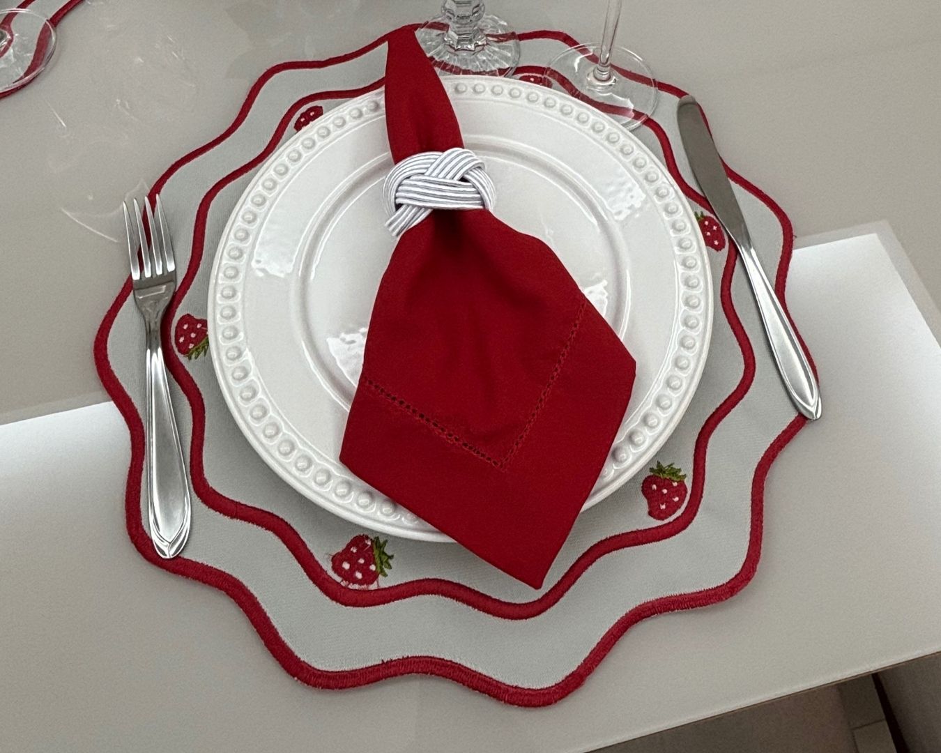 Lugar Americano Morango - 2 Faces - Branco / Bege Escuro Bordado Morangos - Imagem 3