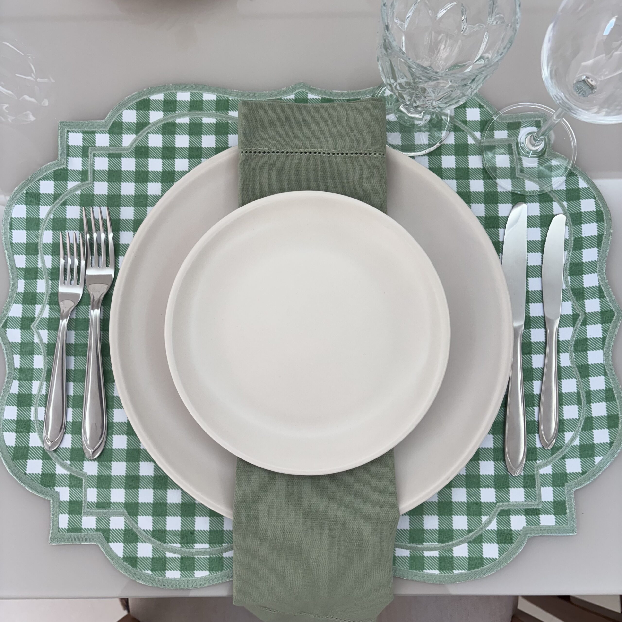 Lugar Americano Aconchego 2 faces xadrez de bege e branco bordado dourado