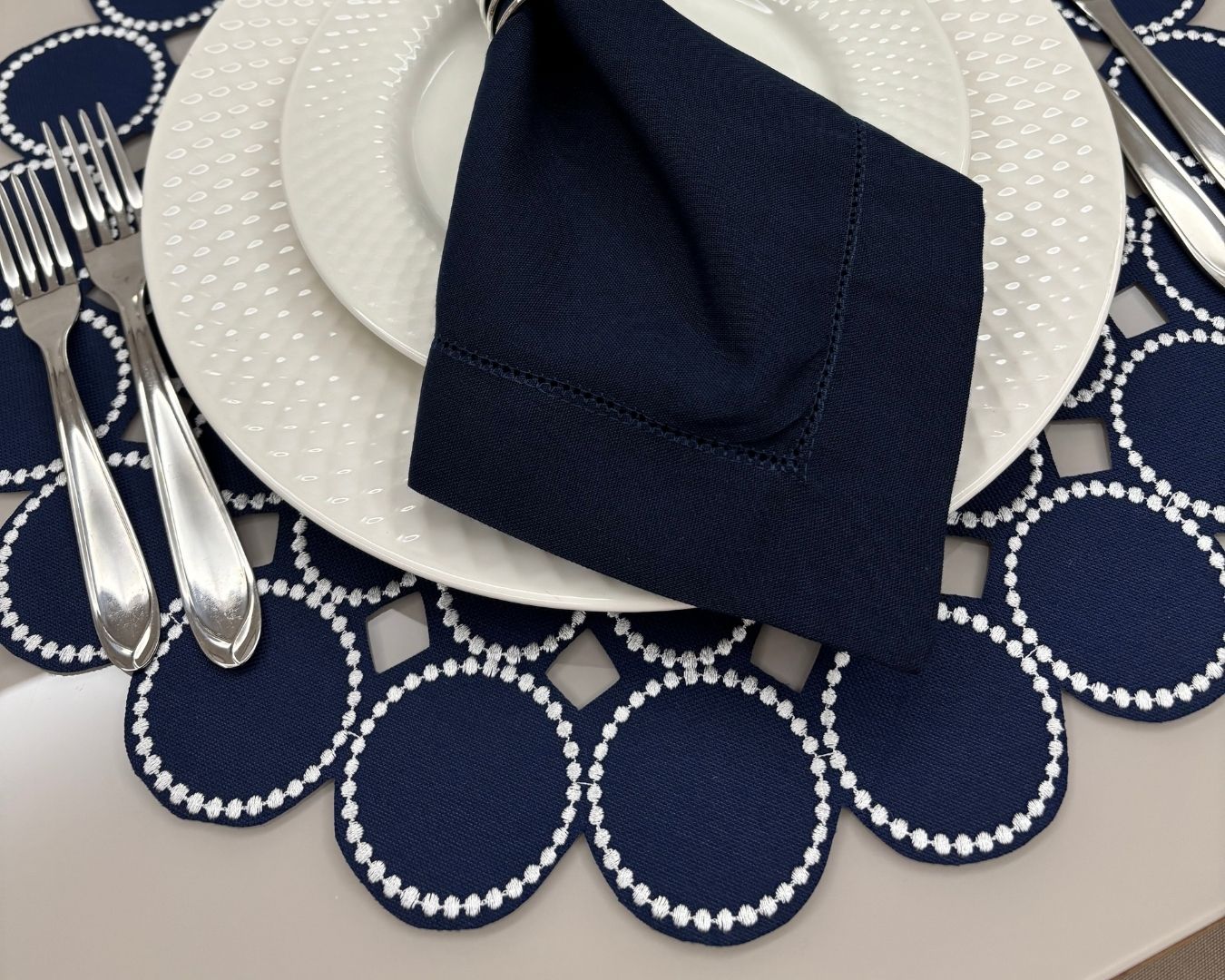 Lugar Americano Esfera - 1 face - azul marinho com bordado branco - Imagem 2