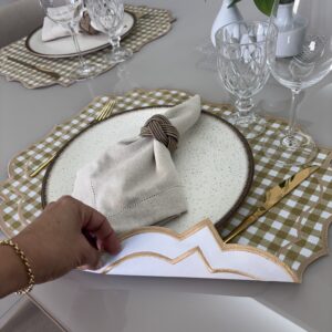 Lugar Americano Aconchego 2 faces xadrez de bege e branco bordado dourado