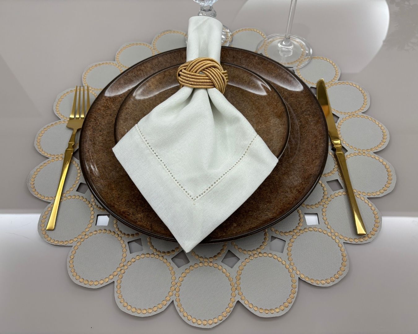 Lugar Americano Esfera - 1 face - bege fendi com bordado dourado