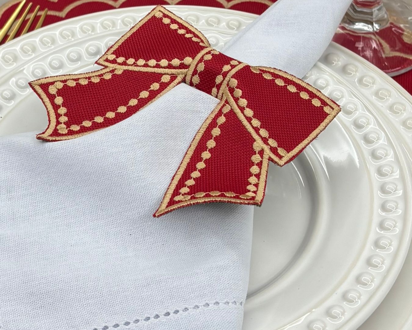 Porta Guardanapo Laço bordado - vermelho com bordado dourado