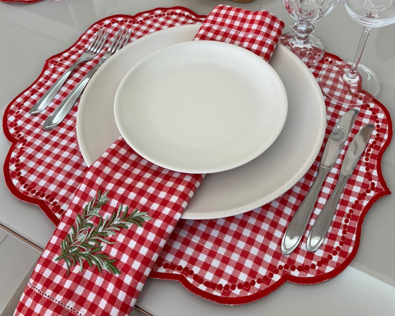 Lugar Americano Pontilhado Xadrez - 2 faces - xadrez de vermelho e branco / branco com bordado vermelho