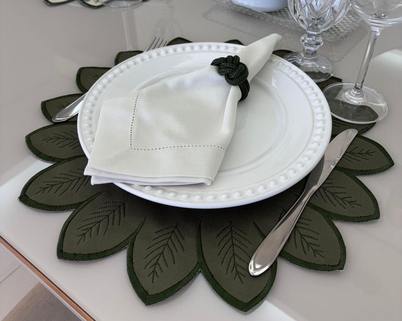 Lugar Americano Folhas - 2 faces - verde musgo / creme com bordado verde musgo