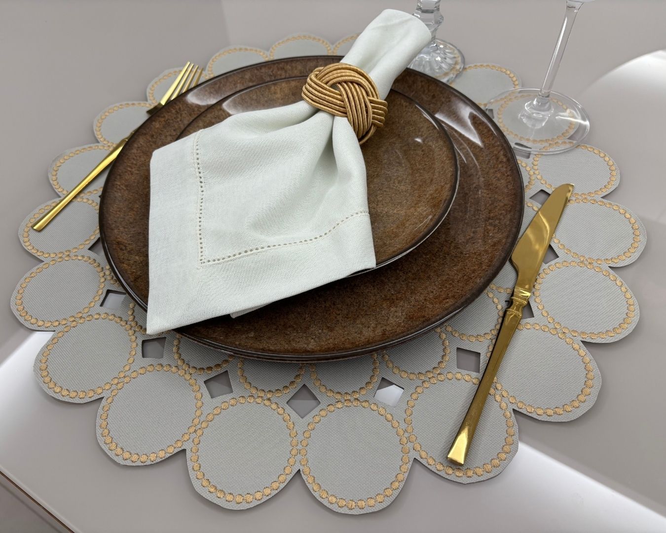 Lugar Americano Esfera - 1 face - bege fendi com bordado dourado - Imagem 2