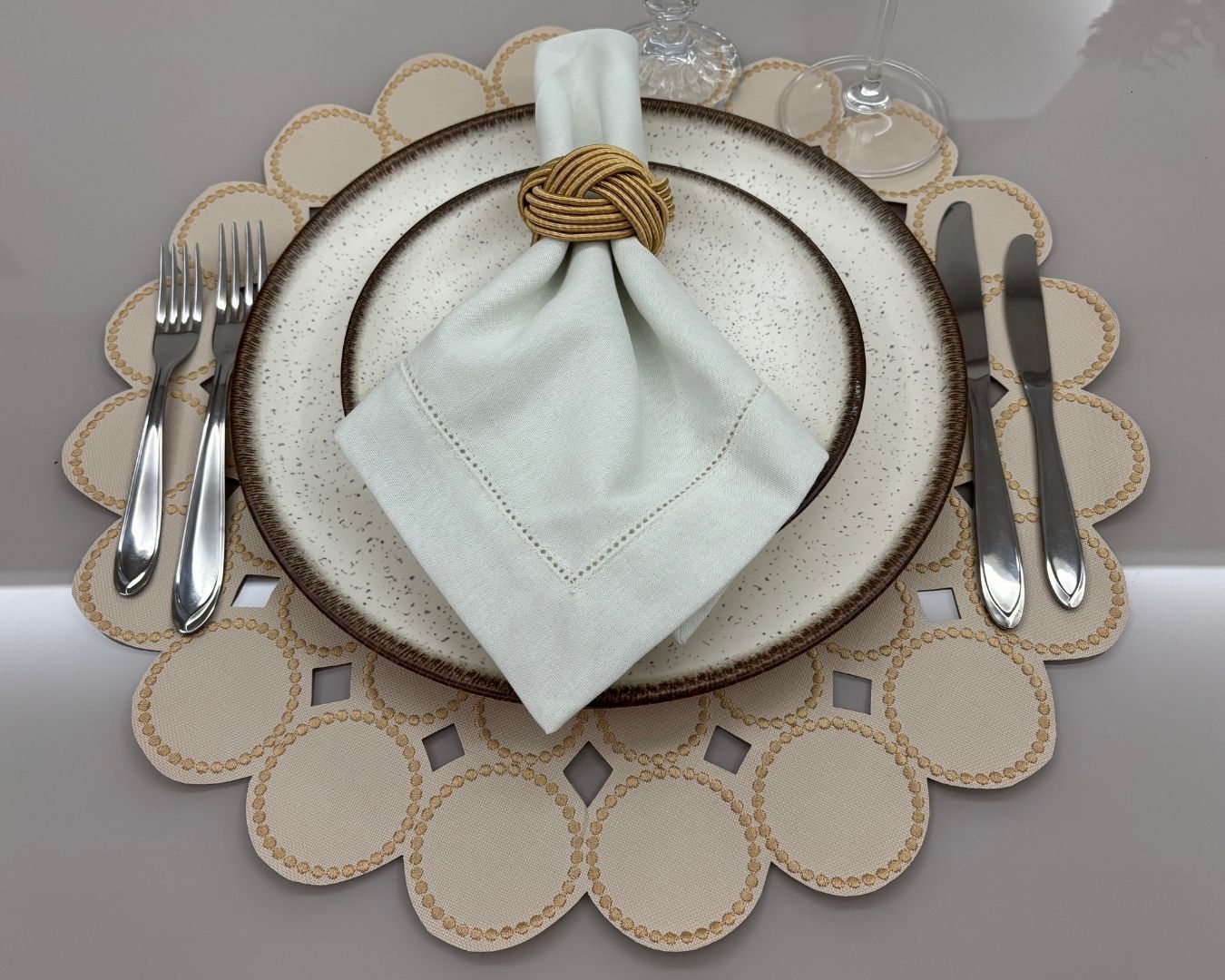 Lugar Americano Esfera - 1 face - creme com bordado dourado