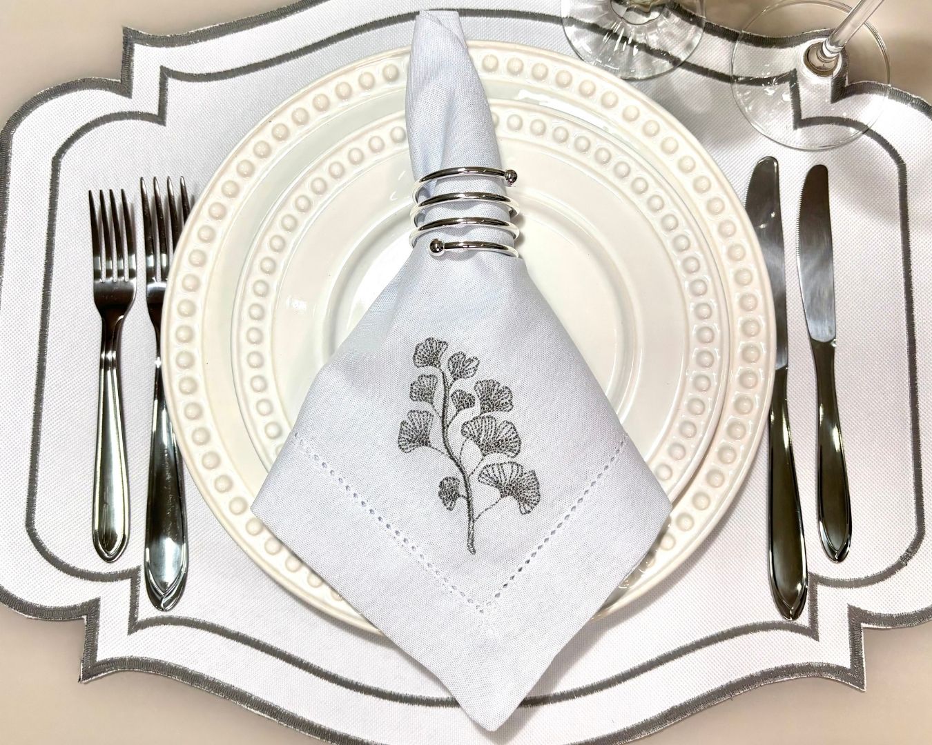 Guardanapo linho misto bordado - branco - flor cinza