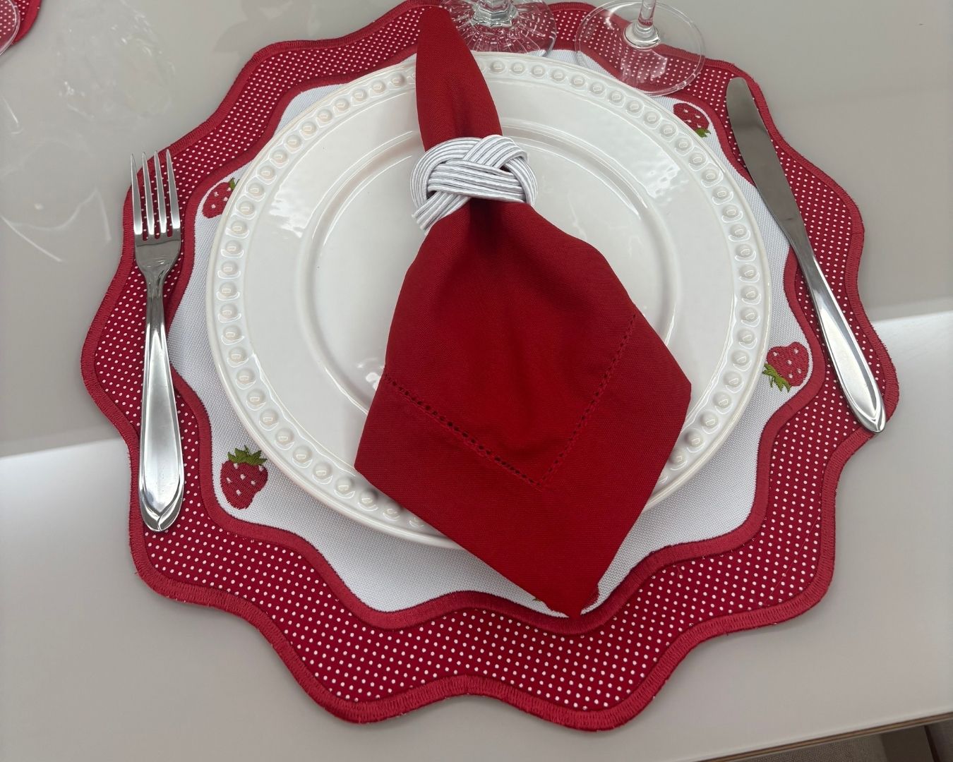 Lugar Americano Morango -  2 Faces - Branco / Bege Escuro Bordado Morangos