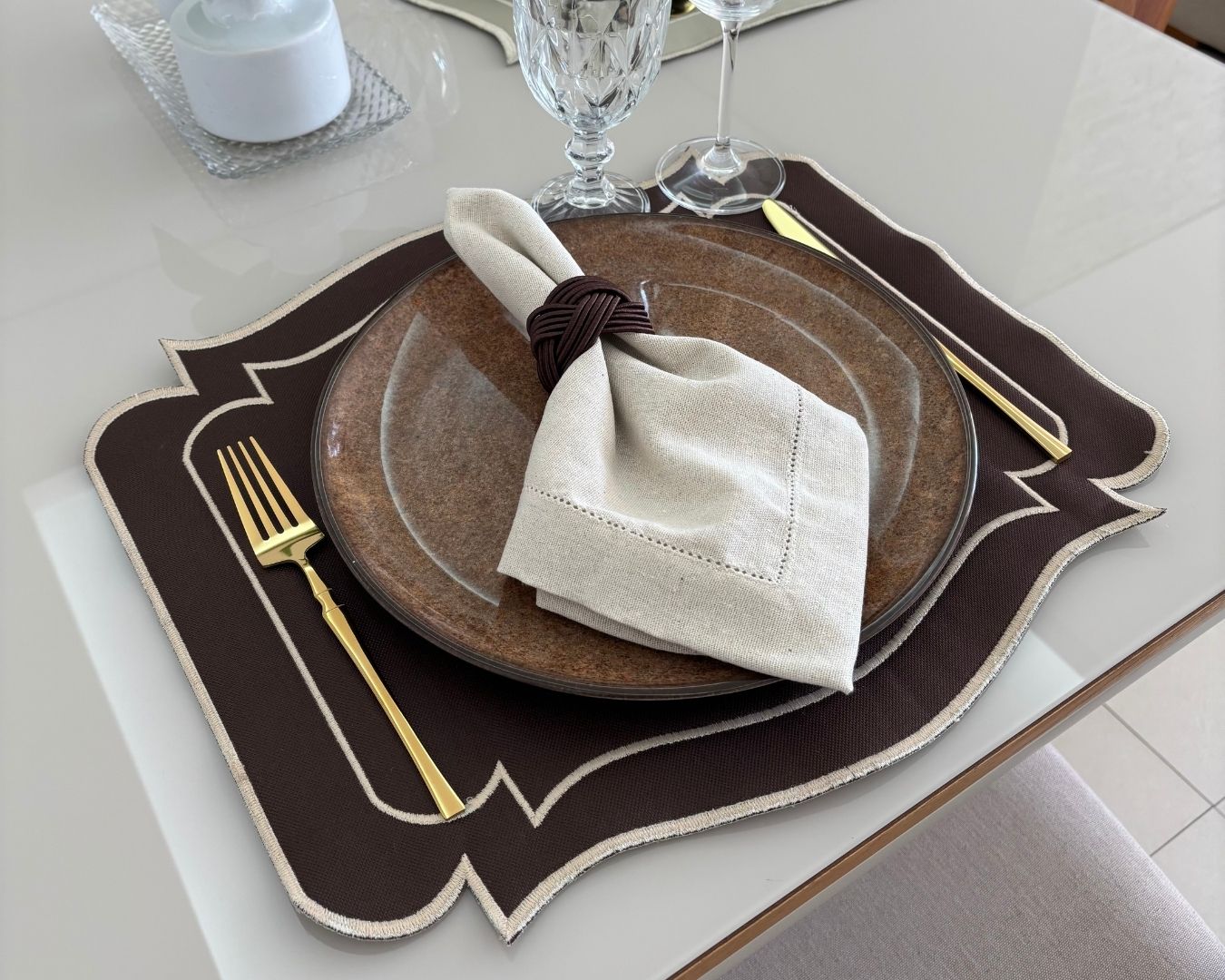 Lugar Americano Classic Corino - 2 faces - bege e marrom com bordado champanhe - Imagem 3