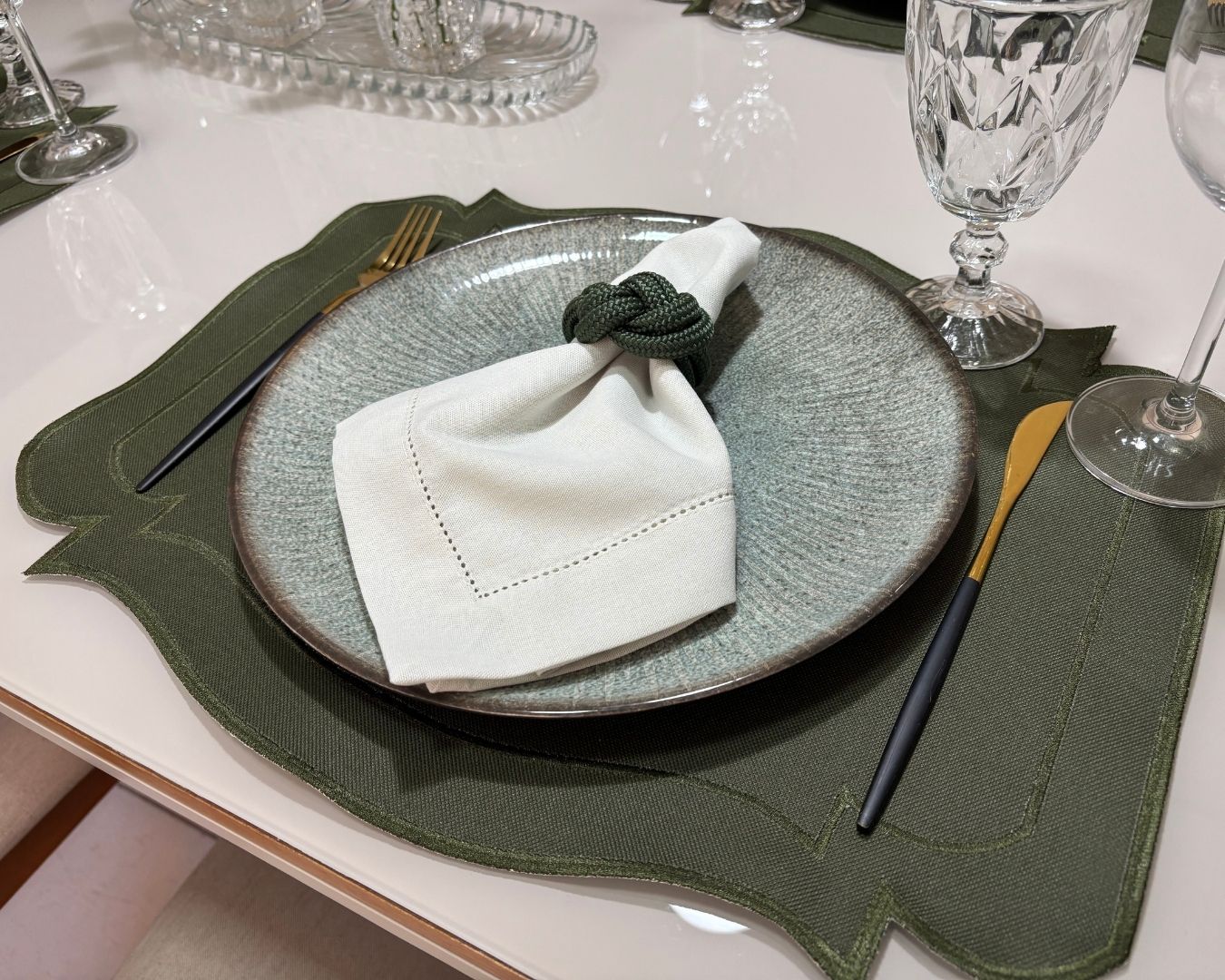 Lugar Americano Classic  - 2 faces - verde musgo / branco com bordado verde musgo