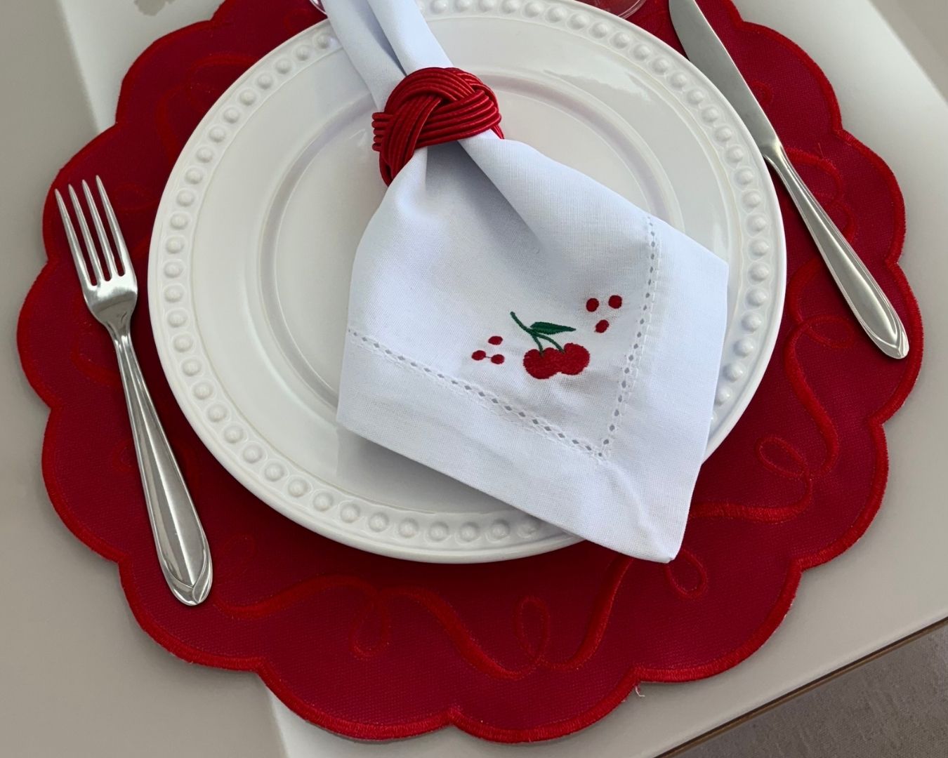 Lugar Americano Entrelaços - 2 faces - vermelho / branco com bordado vermelho