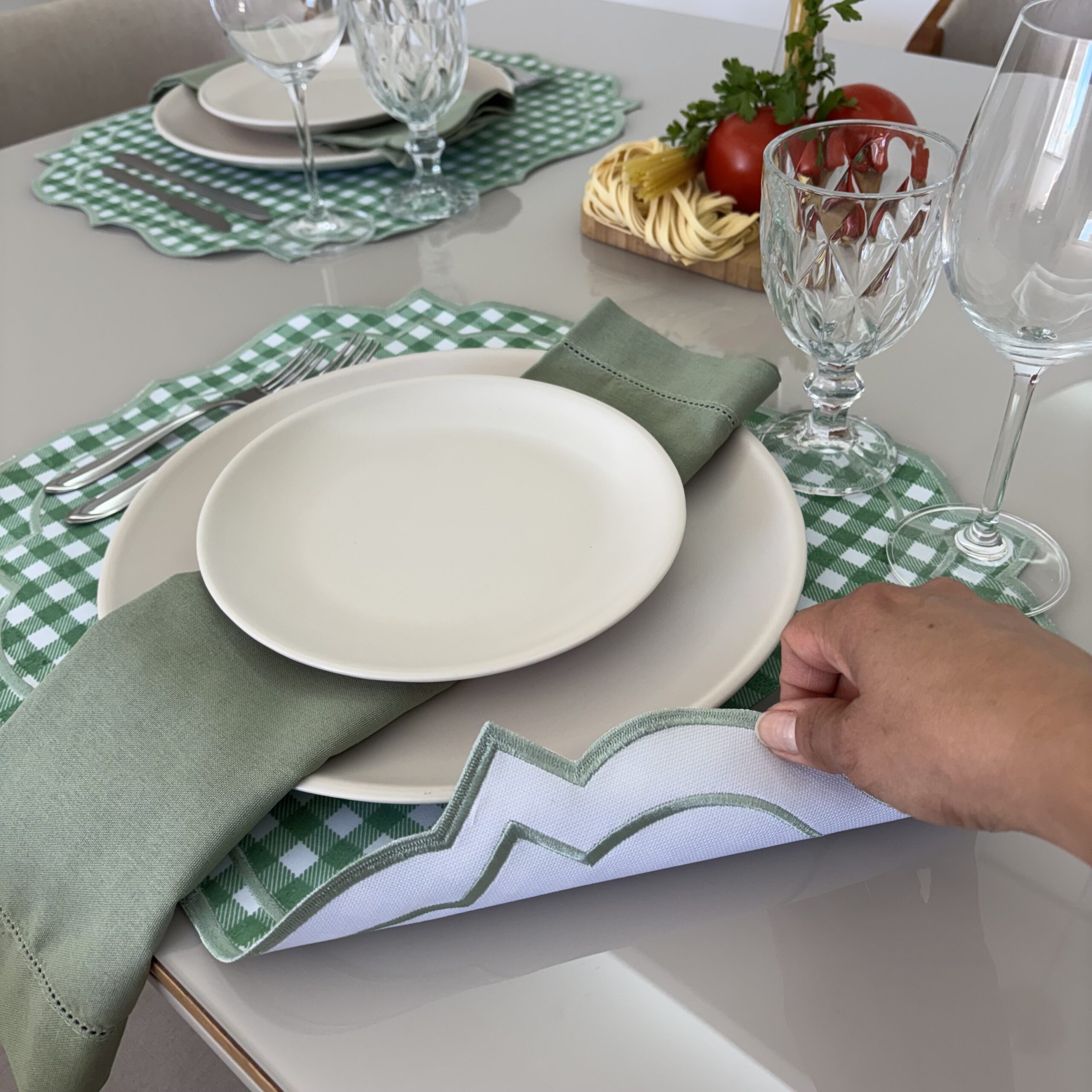 Lugar Americano Aconchego 2 faces xadrez de bege e branco bordado dourado - Imagem 2