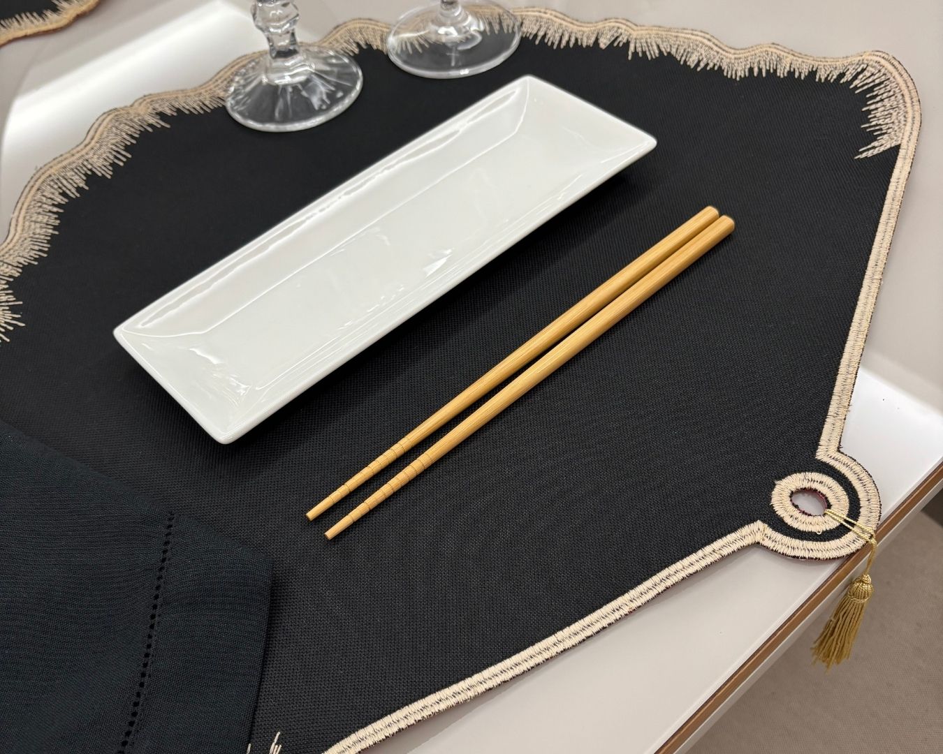 Lugar Americano Sushi - 2 faces - preto / vermelho com bordado dourado