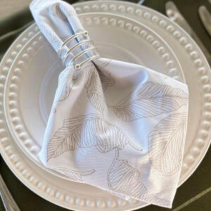 Guardanapo sarja - estampa com fundo off white e folhas bege