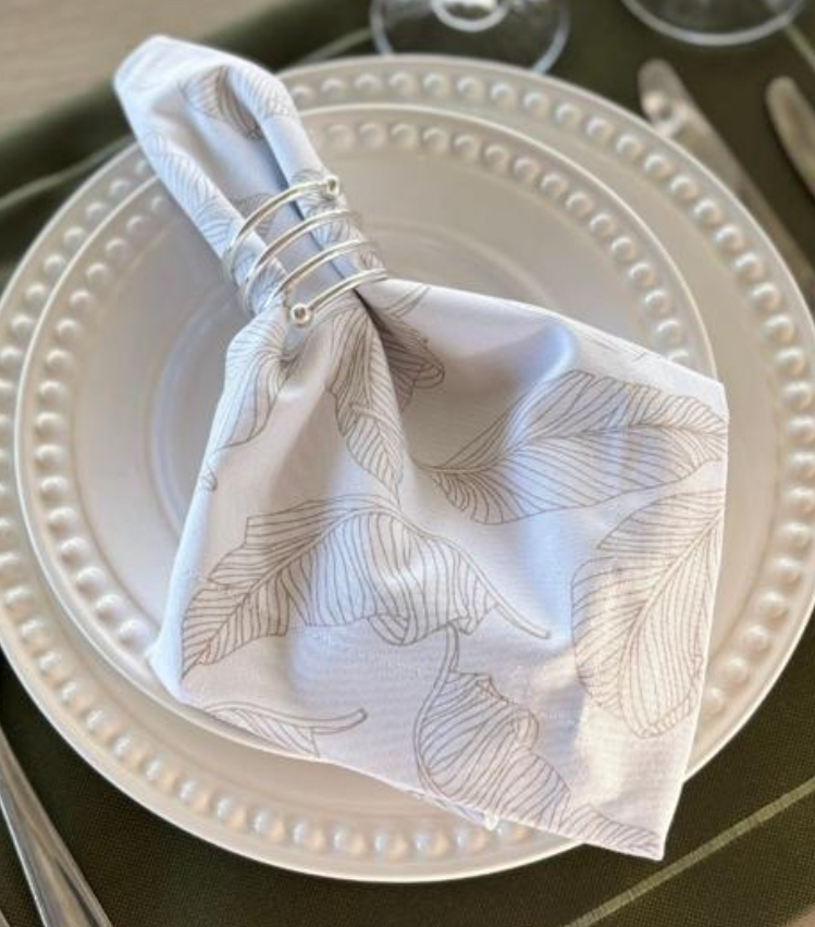 Guardanapo sarja - estampa com fundo off white e folhas bege