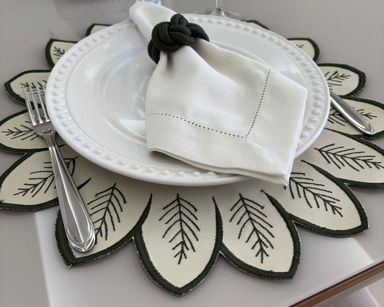 Lugar Americano Folhas - 2 faces - verde musgo / creme com bordado verde musgo - Imagem 3