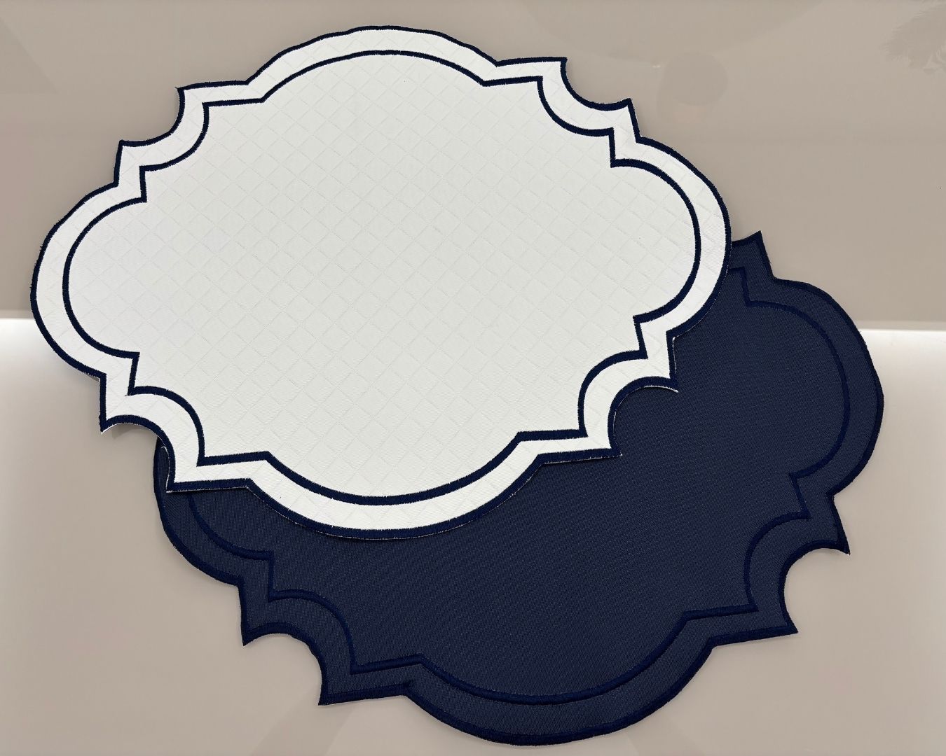 Lugar Americano Select Corino - 2 faces - azul marinho / branco com bordado azul marinho