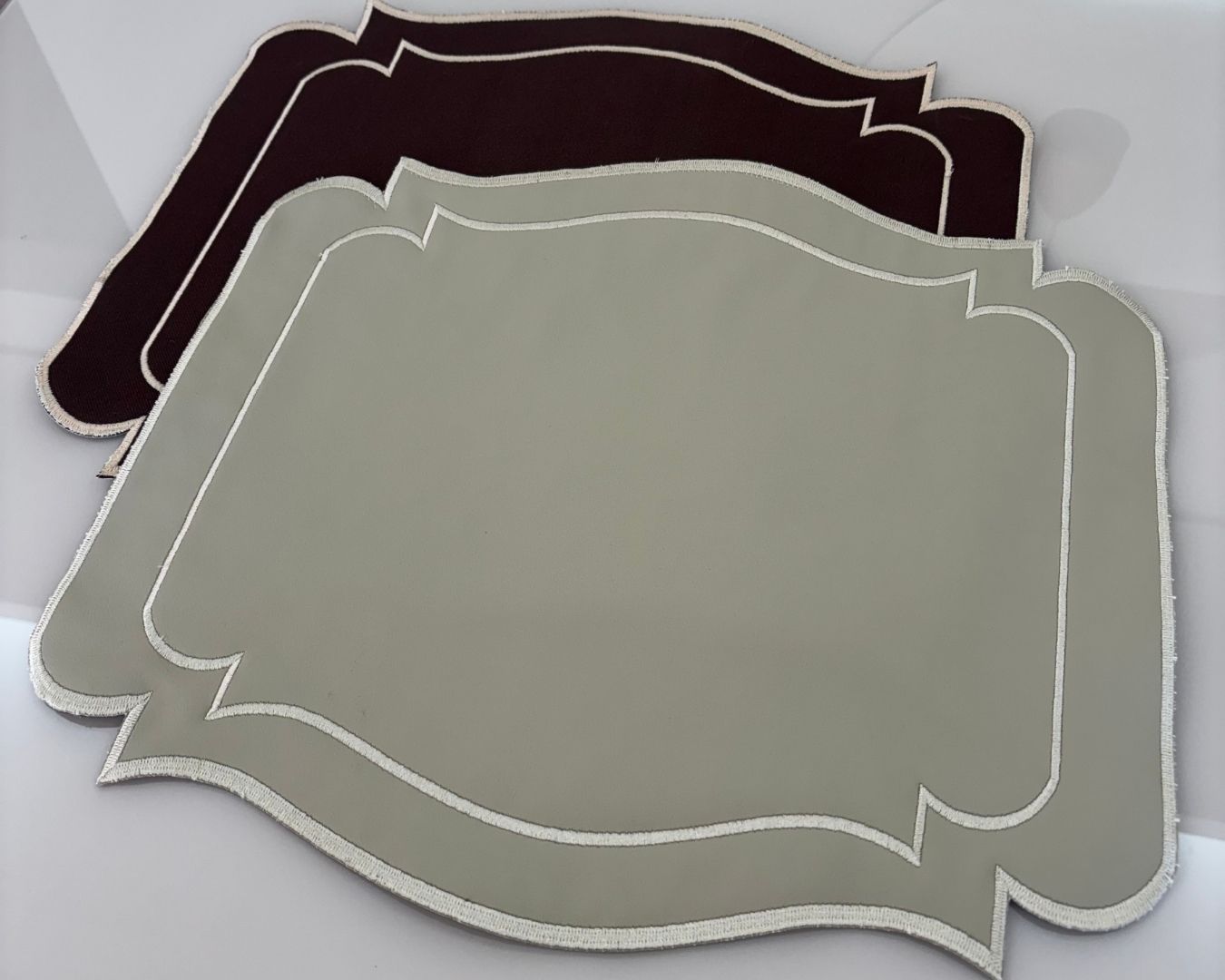 Lugar Americano Classic Corino - 2 faces - bege e marrom com bordado champanhe - Imagem 2