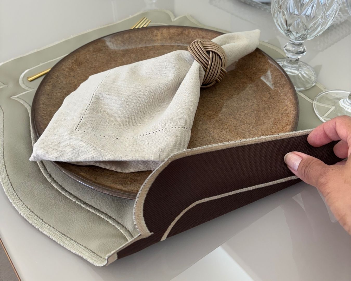 Lugar Americano Classic Corino - 2 faces - bege e marrom com bordado champanhe - Imagem 4