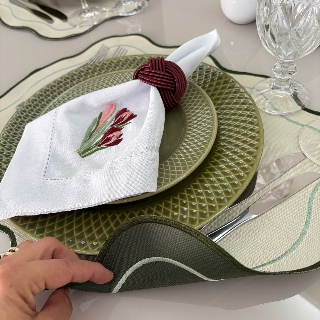 Lugar Americano Ondas - 2 faces - verde musgo / creme com bordado degradê verde musgo e verde mais claro - Imagem 3