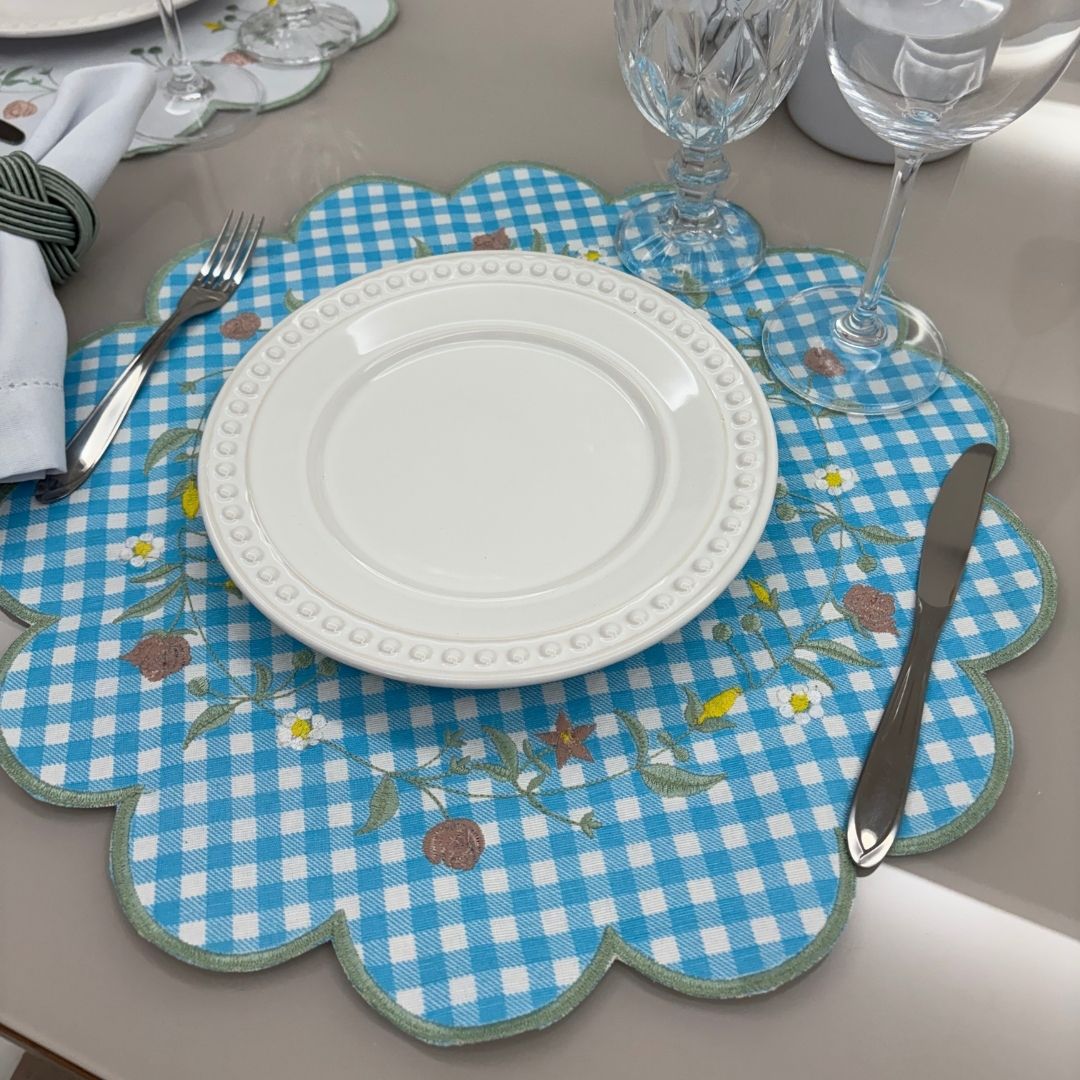Lugar Americano Jardim - 2 faces - branco / xadrez de azul e branco bordado flores - Imagem 4