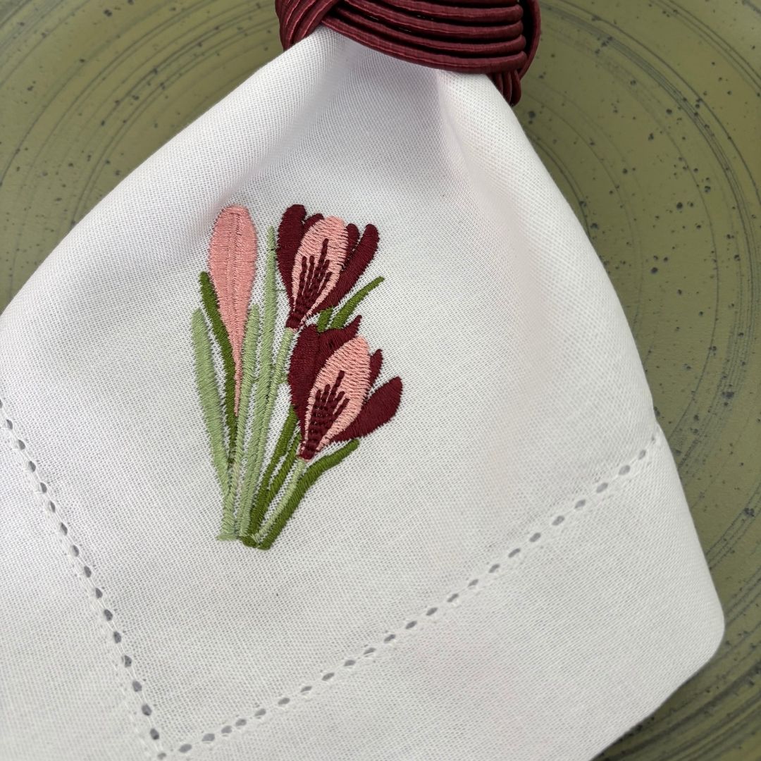 Guardanapo linho misto bordado - branco - flor rosê bordada nas cores rosê, bordô, verde malva e verde musgo - Imagem 2