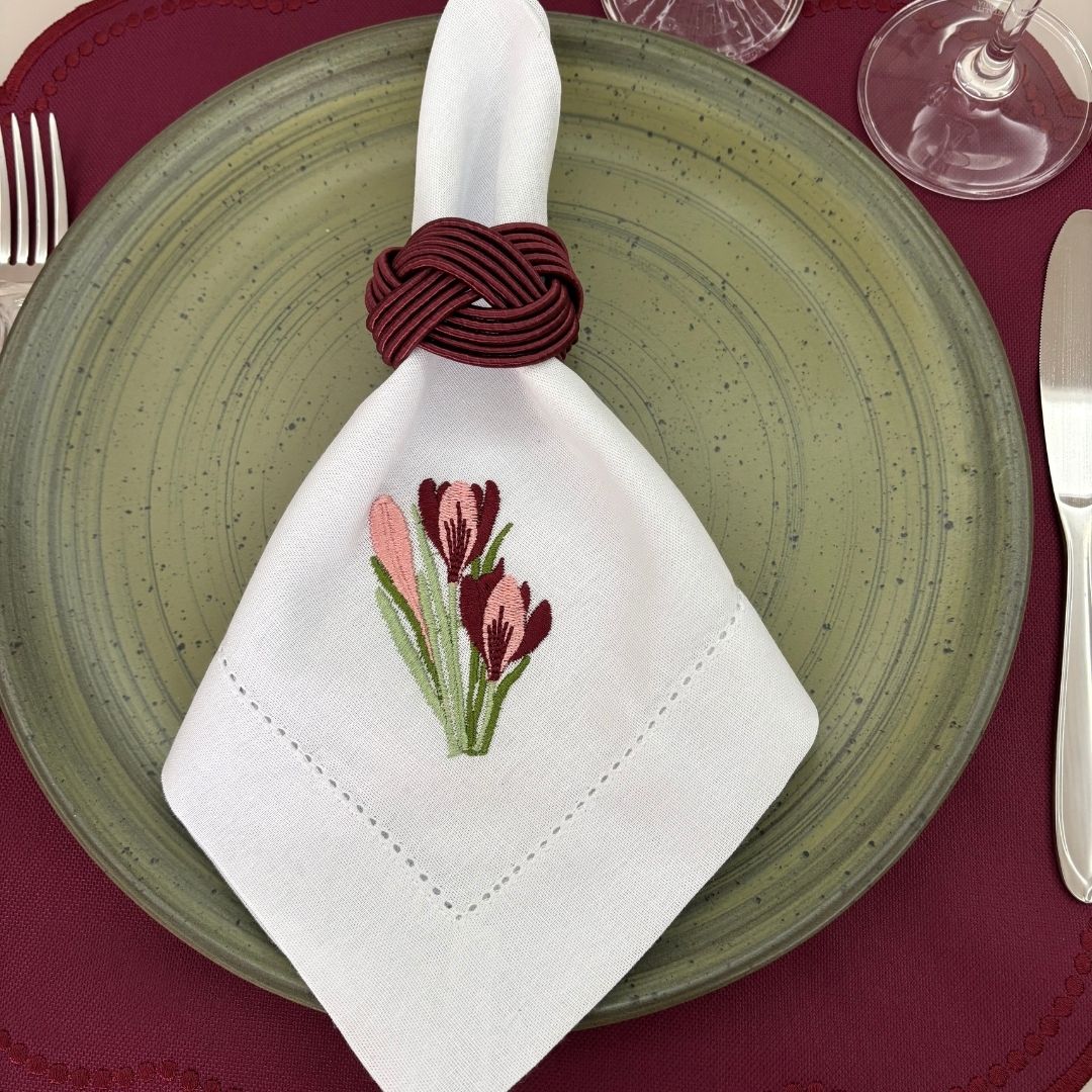 Guardanapo linho misto bordado - branco - flor rosê bordada nas cores rosê, bordô, verde malva e verde musgo