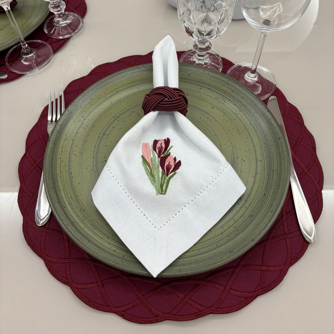 Guardanapo linho misto bordado - branco - flor rosê bordada nas cores rosê, bordô, verde malva e verde musgo - Imagem 4