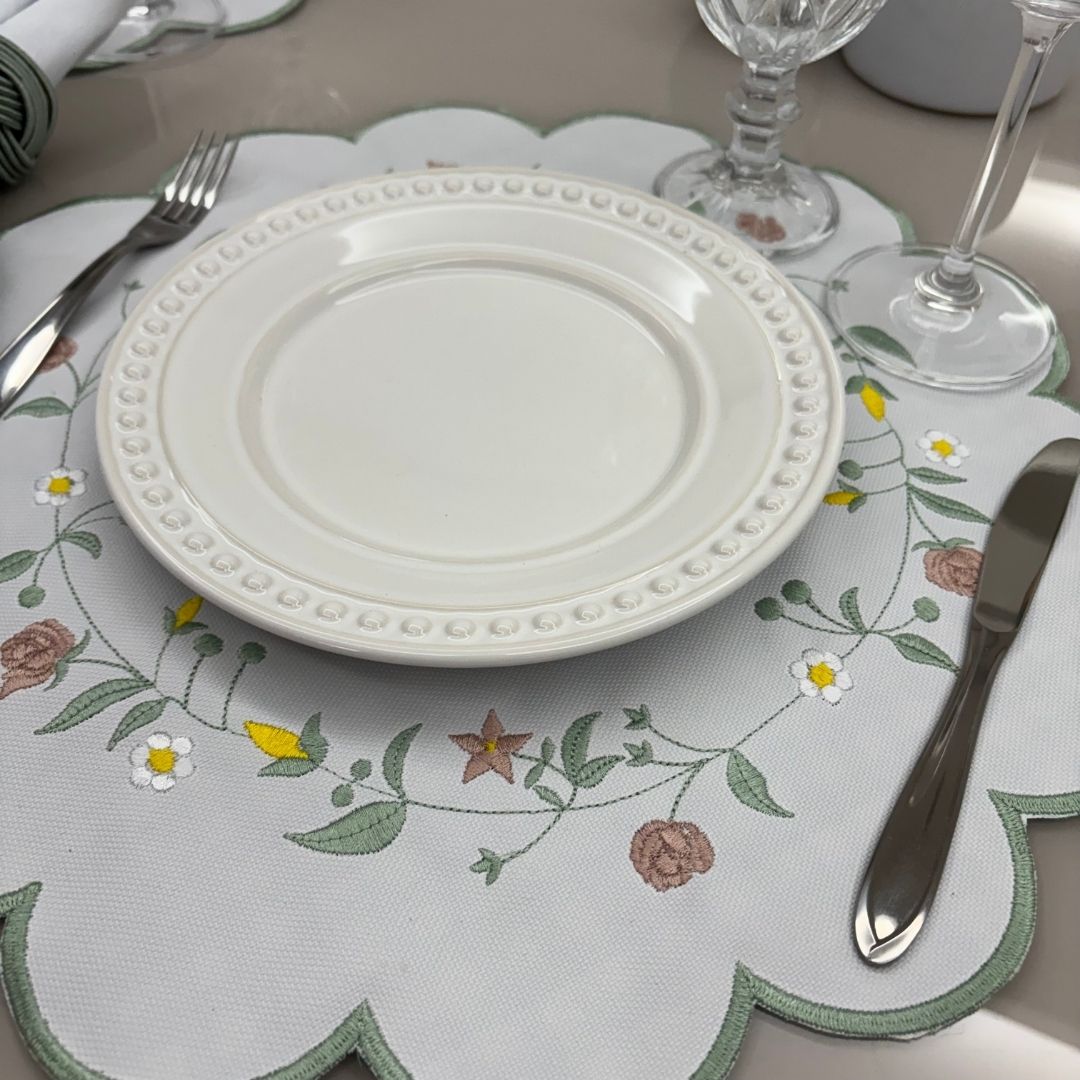 Lugar Americano Jardim - 2 faces - branco / xadrez de azul e branco bordado flores - Imagem 5