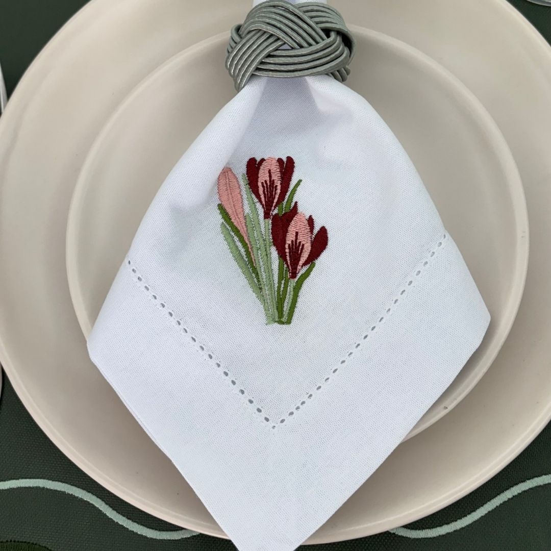 Guardanapo linho misto bordado - branco - flor rosê bordada nas cores rosê, bordô, verde malva e verde musgo - Imagem 3