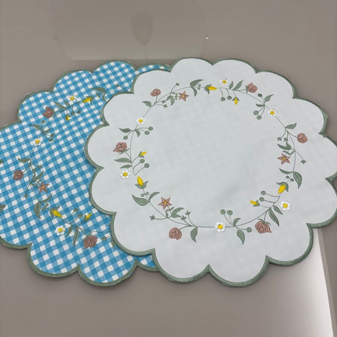 Lugar Americano Jardim - 2 faces - branco / xadrez de azul e branco bordado flores - Imagem 2
