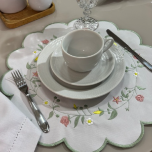 Lugar Americano Jardim - 2 faces - branco / xadrez de azul e branco bordado flores