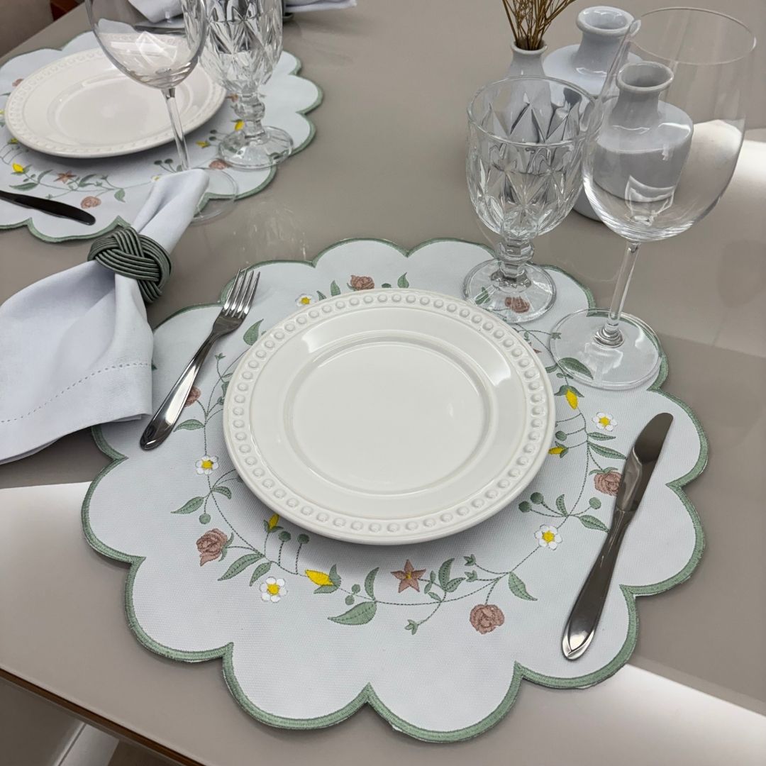 Lugar Americano Jardim - 2 faces - branco / xadrez de azul e branco bordado flores - Imagem 3