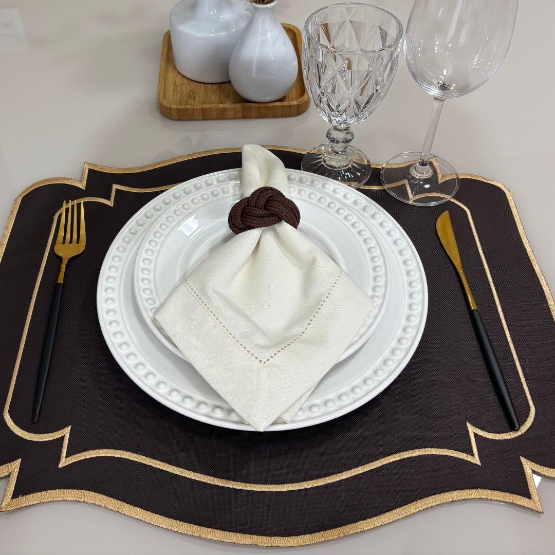 Lugar Americano Classic  - 2 faces - marrom / bege escuro com bordado dourado