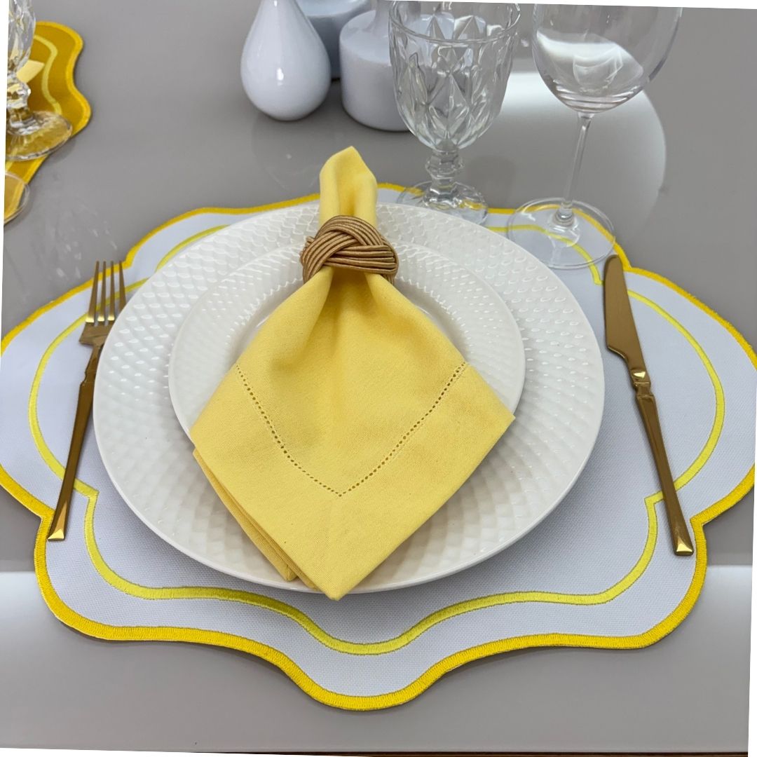 Lugar Americano Cores - 2 faces - branco / amarelo com bordado degradê amarelo e amarelo mais claro