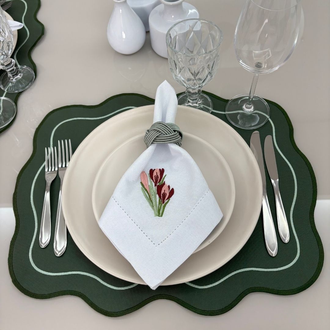 Lugar Americano Ondas - 2 faces - verde musgo / creme com bordado degradê verde musgo e verde mais claro