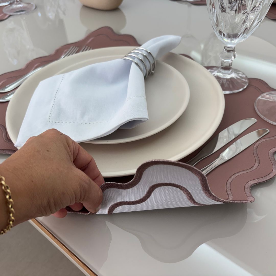 Lugar Americano Encanto Corino - 2 faces - rosê / branco com bordado rosê - Imagem 4