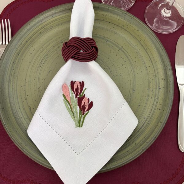 Guardanapo linho misto bordado - branco - flor rosê bordada nas cores rosê, bordô, verde malva e verde musgo