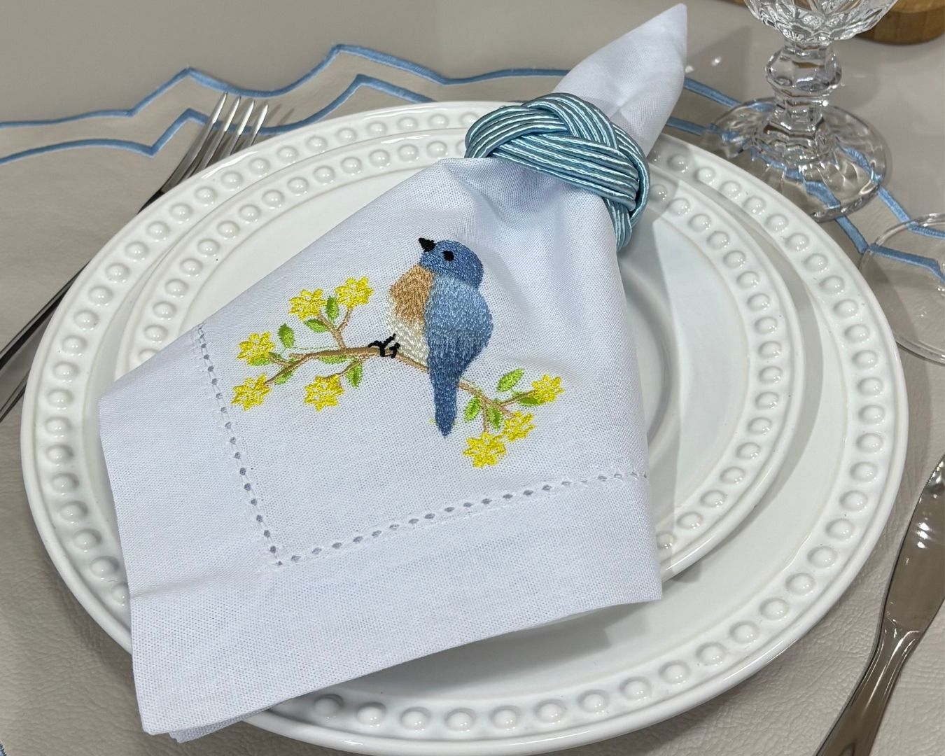 Guardanapo linho misto bordado - branco - pássaro azul