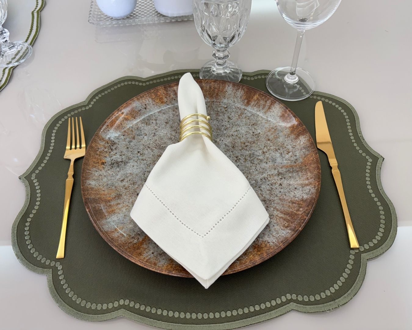 Lugar Americano Pontilhado - 2 faces - verde musgo / creme com bordado verde musgo