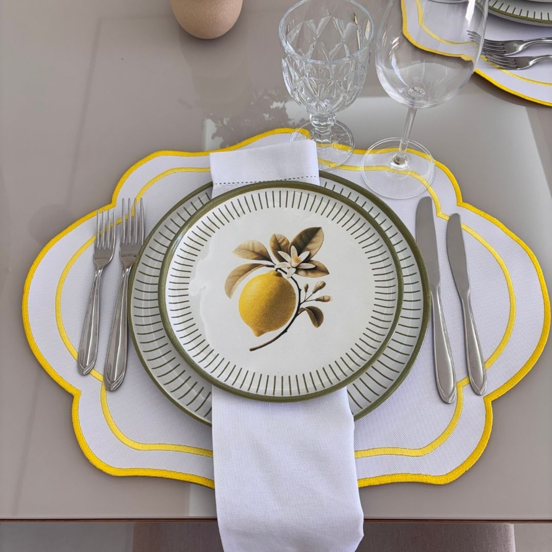 Lugar Americano Cores - 2 faces - branco / amarelo com bordado degradê amarelo e amarelo mais claro
