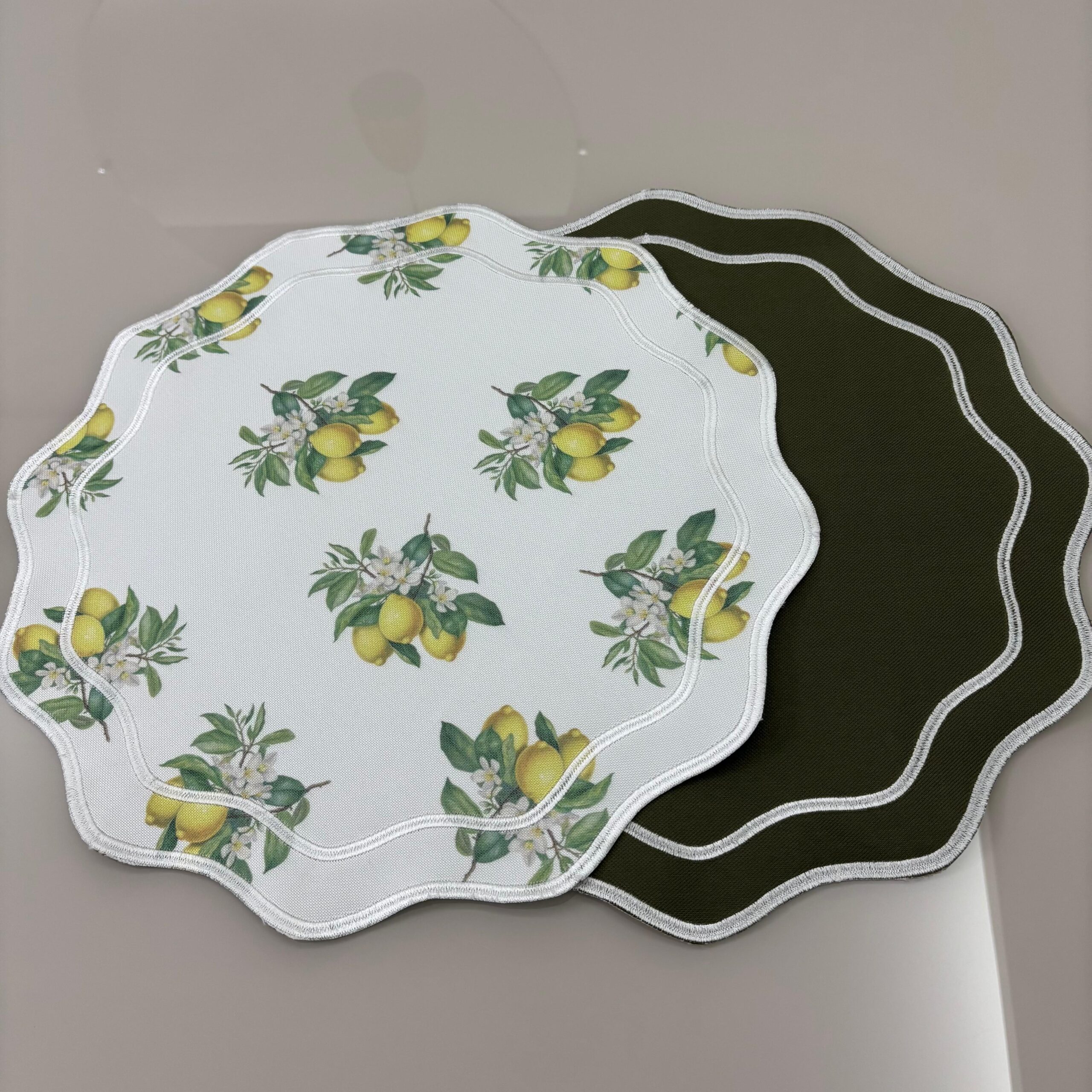 Lugar Americano Lemon - 2 faces - verde musgo /branco estampado com limão siciliano com bordado branco - Imagem 2