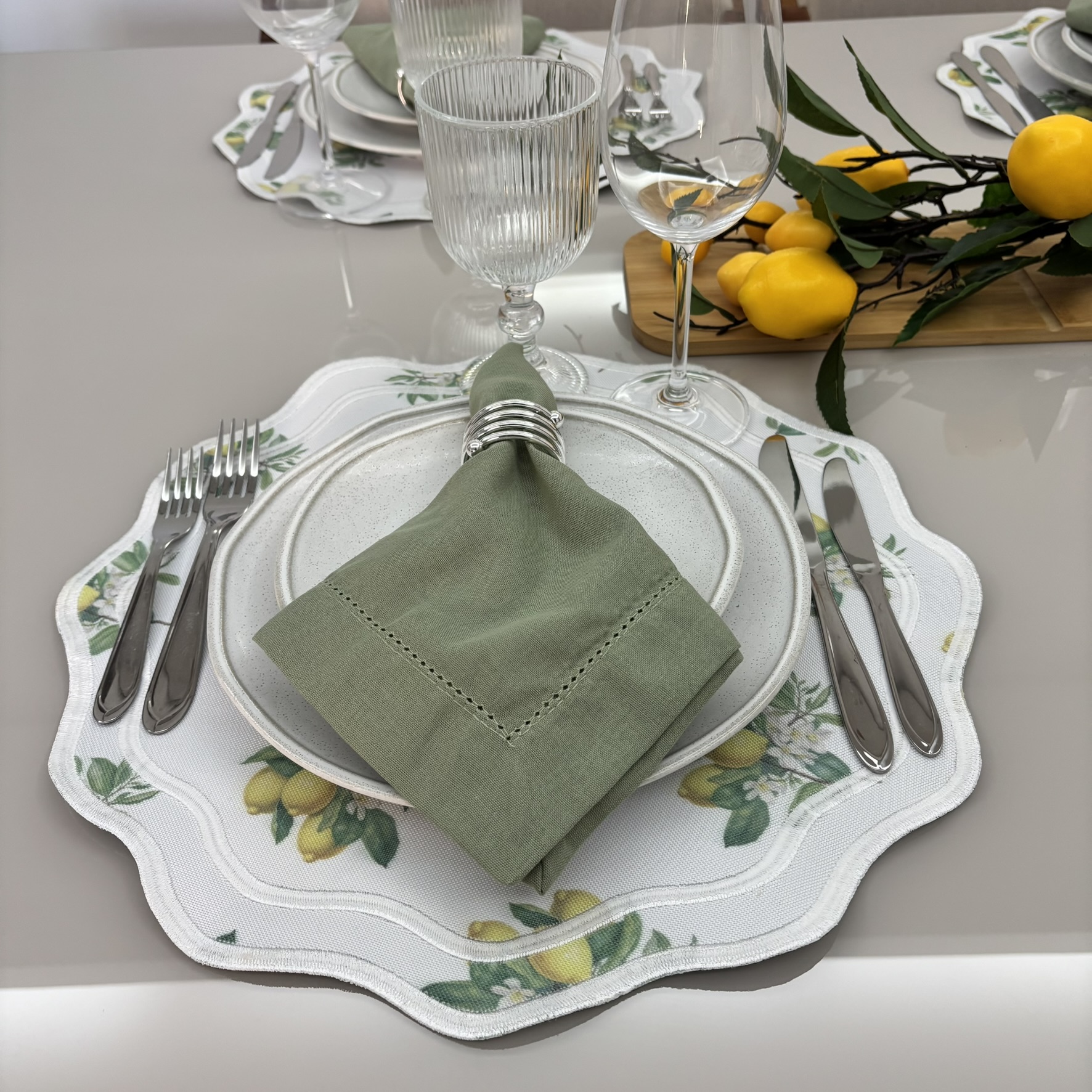 Lugar Americano Lemon - 2 faces - verde musgo /branco estampado com limão siciliano com bordado branco