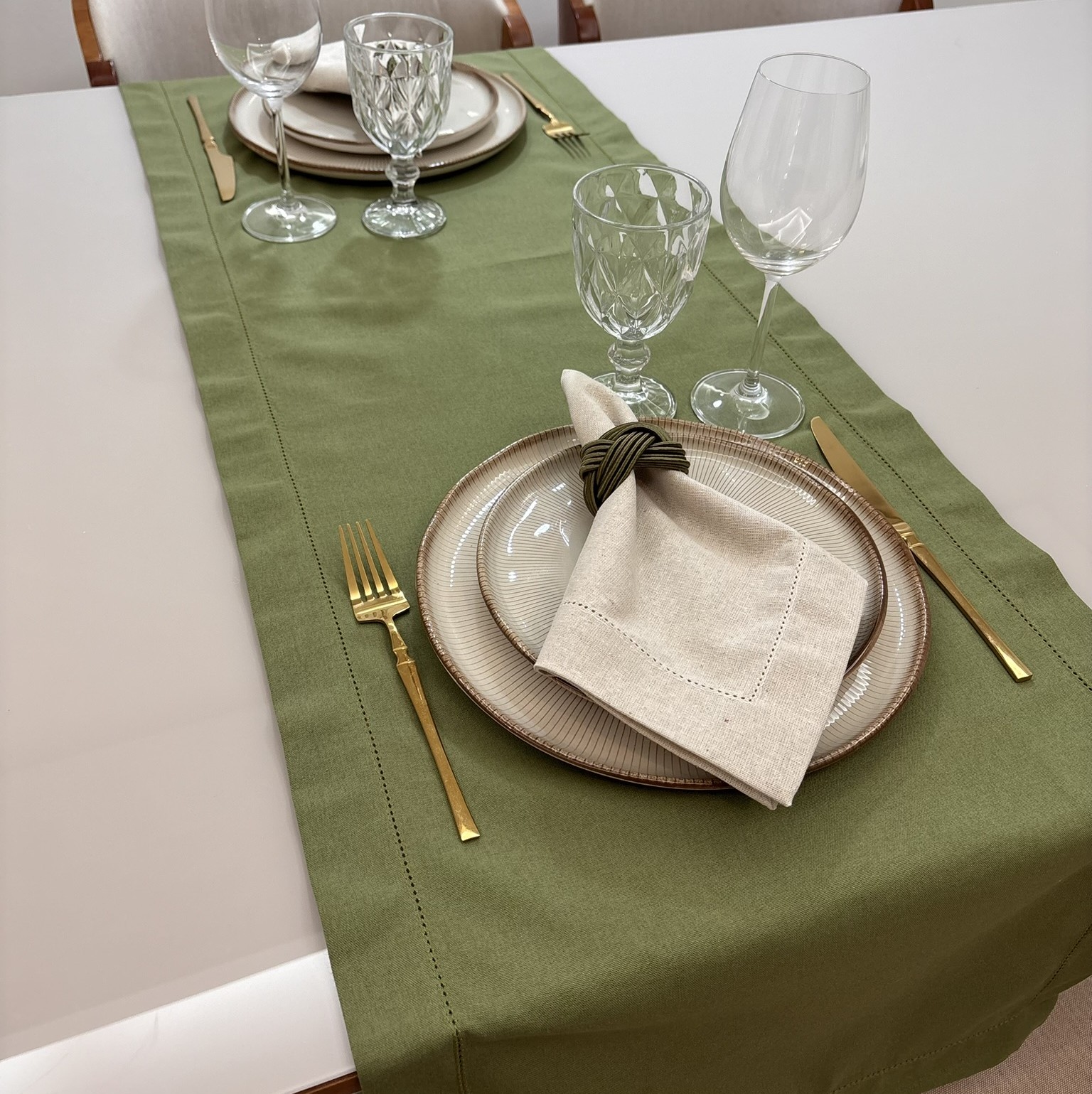 Trilho de linho misto  - verde oliva